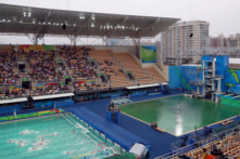Olympic Rio: Nước hồ bơi đổi màu xanh lá và bốc mùi do đổ sai hoá chất