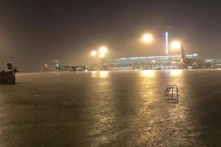 Sài Gòn mưa lớn, khu vực bãi đỗ của sân bay Tân Sơn Nhất bị ngập sâu