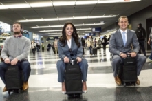 Bạn chán phải đi bộ nhiều trong sân bay? Hãy thử chiếc vali gắn động cơ này!