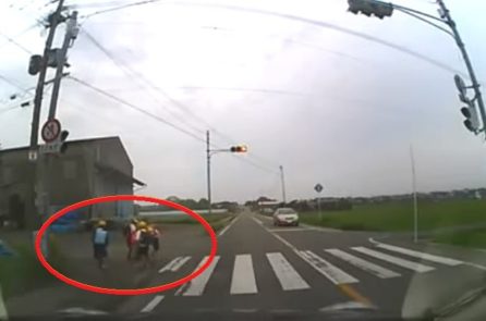 Học sinh Nhật Bản cúi đầu cảm ơn những chiếc xe dừng đèn đỏ