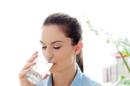 Ly nước đầu tiên của buổi sáng: Nên là ấm hay lạnh?