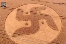 Chữ Vạn khổng lồ xuất hiện trên vòng tròn lúa mỳ ở Anh Quốc (video)