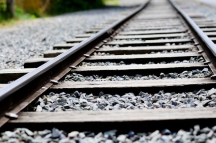 Vì sao phải rải đá trên đường ray xe lửa?
