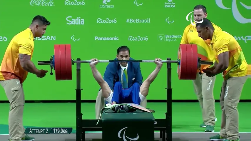 Lực sĩ Lê Văn Công thành công ở mức tạ 179kg.