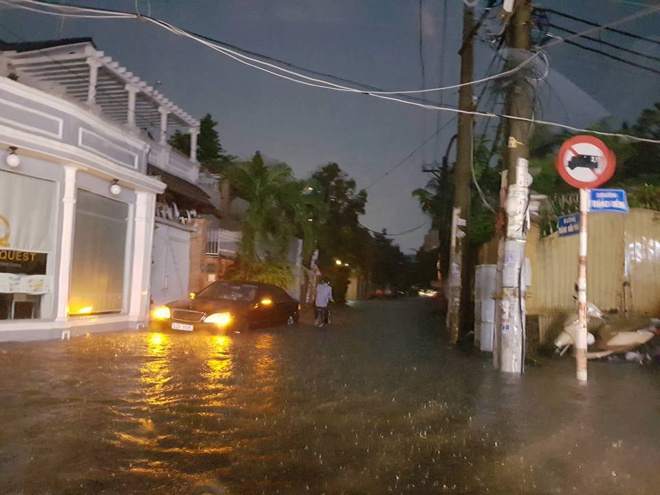 Ô tô chết máy tại Thảo Điền. (Ảnh FB Otosaigon.com)