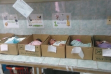 Thiếu thốn trầm trọng, trẻ sơ sinh ở Venezuela bị đặt trong thùng giấy carton