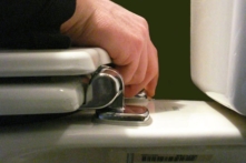 Du khách Trung Quốc “cầm nhầm” nắp bệ bồn cầu của khách sạn Nhật Bản