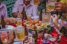 Chút suy nghĩ về hai chữ “hết mình” trên bàn nhậu