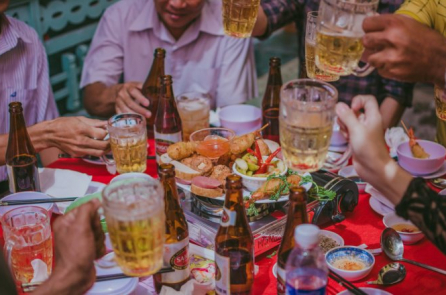 Chút suy nghĩ về hai chữ “hết mình” trên bàn nhậu