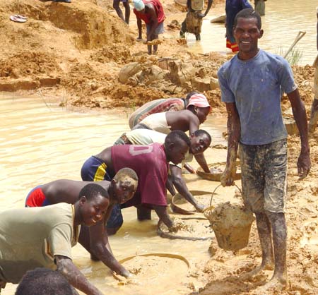 (ảnh minh họa, trẻ em làm việc trong một khu mỏ tại Sierra Leone, ảnh: Public Domain)