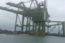 Ba giàn cẩu của Formosa bị sóng đánh trôi dạt vào vùng biển Quảng Bình