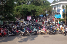 Bệnh viện Bạch Mai lùi thời hạn đóng bãi gửi xe