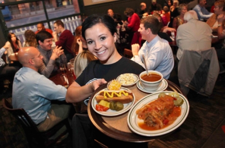 Nghiên cứu cho thấy làm bồi bàn còn căng thẳng hơn bác sĩ phẫu thuật não