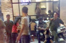 Tạm đình chỉ công an nắm tóc người bán hàng rong ở hồ Con Rùa