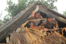 Mưa lớn, xả lũ hết cỡ, nhiều người chết và tàu trôi ra biển