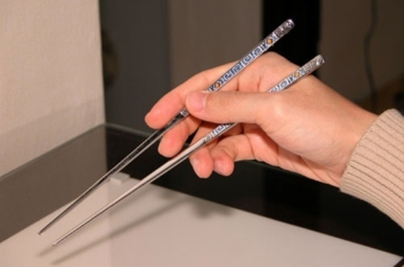 Vì sao người Hàn Quốc thích dùng đũa kim loại vừa dẹp vừa khó gắp?