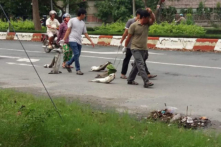 Dân kéo lê xác cá, ngồi trên QL 51 để phản đối nạn xả thải