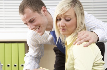 11 thói quen nhỏ có thể gây khó chịu cực kì nơi công sở