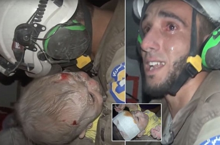 Người lính cứu hộ bật khóc khi phát hiện bé gái sơ sinh sống sót trong đống đổ nát ở Syria
