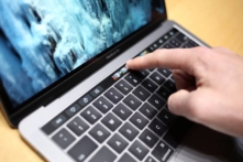 Apple ra mắt MacBook Pro 2016: Mỏng nhẹ hơn cùng tính năng Touch Bar cảm ứng