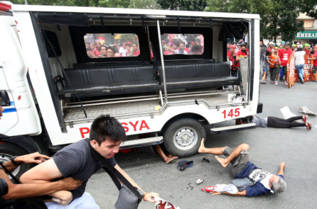 Philippines: Xe cảnh sát đâm người biểu tình trước Đại sứ quán Mỹ