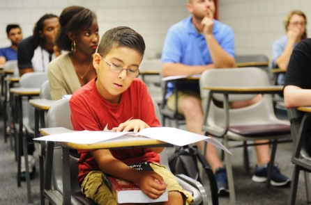 Thiên tài 9 tuổi vào đại học và muốn chứng minh “Chúa thực sự hiện hữu”