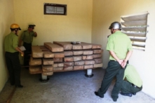 Quảng Bình: Giám đốc Sở dùng nhà kho cơ quan cất giữ gỗ của gia đình