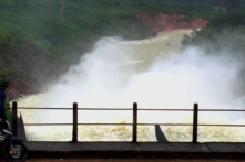 Hà Tĩnh: Người dân gồng mình chạy lũ lần thứ 3