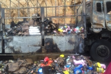 Hàng chục người dân hôi của trên xe tải bốc cháy, mặc nhà xe khóc lóc van xin