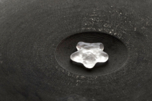 Giọt nước tự “chạy” từ thấp lên cao nhờ hiệu ứng Leidenfrost (video)