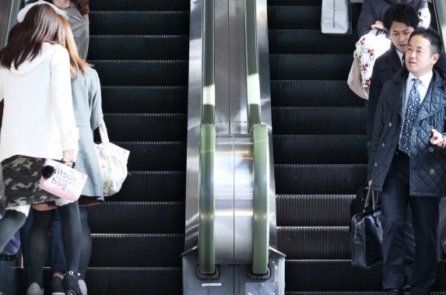 Vì sao người Nhật chỉ đứng ở một bên thang cuốn?