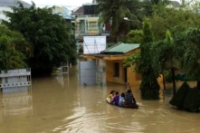 Nha Trang: Thành phố ngập nặng, người dân dùng thuyền di chuyển