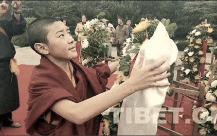 Nhà sư Tây Tạng bị yêu cầu lạy tượng Mao Trạch Đông