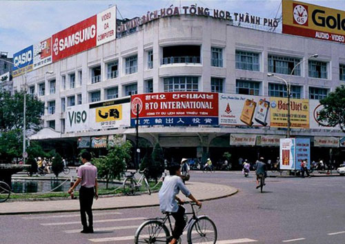 Năm 1981, tòa nhà đổi tên thành Cửa hàng bách hóa tổng hợp thành phố, trực thuộc Sở Thương nghiệp. (Ảnh tư liệu)