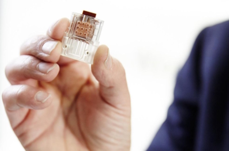 Chiếc USB nhỏ xíu cho biết lượng virus HIV có trong máu