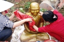 Thanh Hóa xác minh pho tượng gỗ sơn màu vàng ở đầm tôm