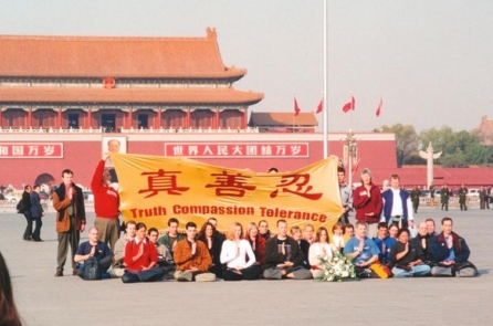 Vì sao có nhiều người nước ngoài đến Trung Quốc thỉnh nguyện về Pháp Luân Công?
