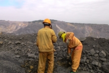 Tập đoàn Than-Khoáng sản Việt Nam phải báo cáo vụ làm kỷ niệm chương