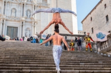 2 nghệ sĩ xiếc VN phá kỉ lục thế giới tại nhà thờ nổi tiếng của Tây Ban Nha (video)