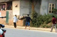 Hòa Bình: Cuốn chiếu khiêng thi thể người thân từ bệnh viện về nhà