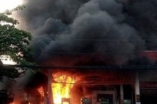 Cháy lớn tại cây xăng, hàng chục xe máy cùng 3 tiệm quần áo bị thiêu rụi