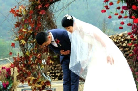 Trung Quốc: Đám cưới độc đáo ở sân phơi lúa làng quê thu hút đông đảo cư dân mạng