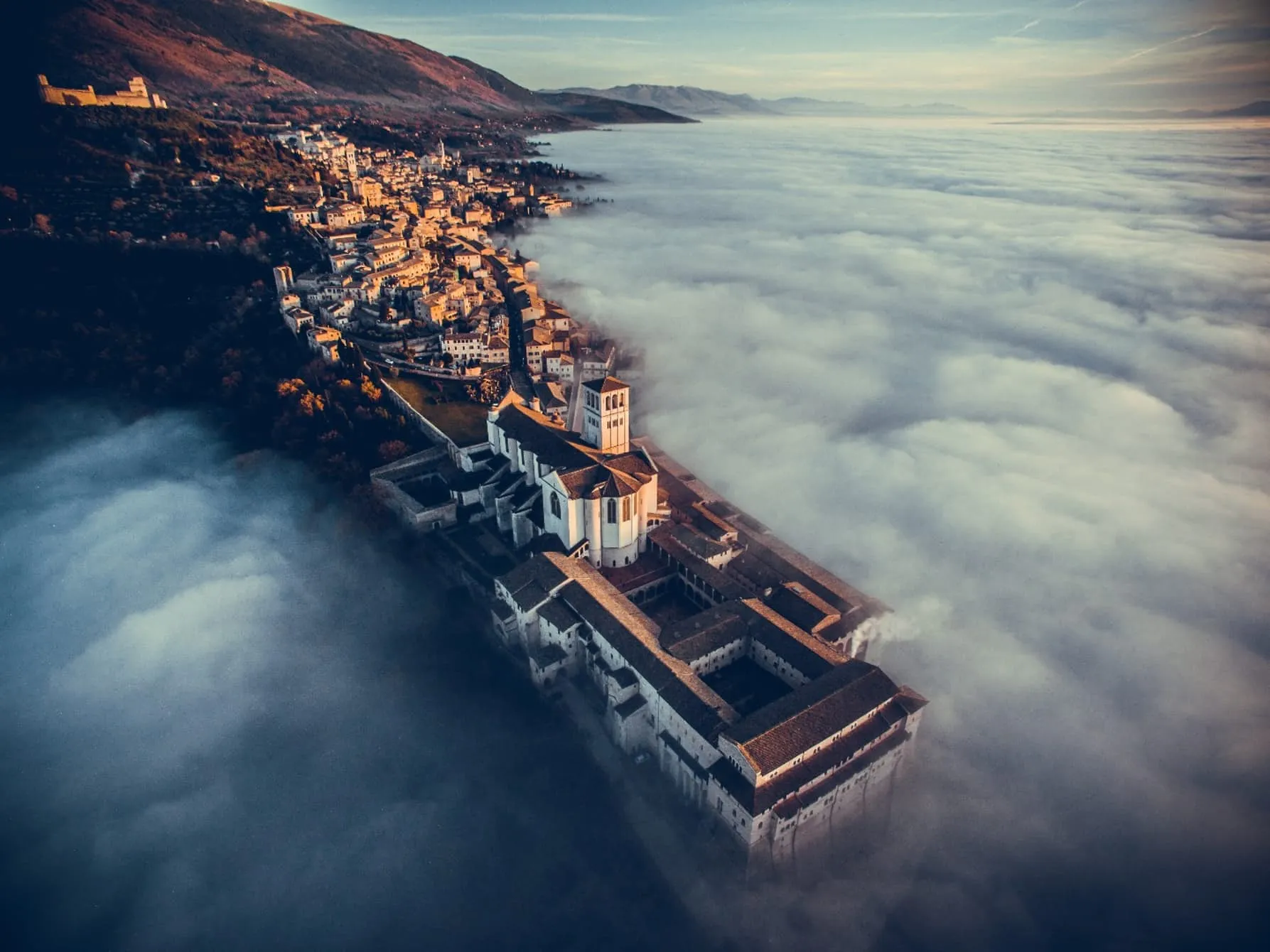 Nhà thờ thánh Francis ở Assisi, Italy (Ảnh: Fcatutto) 