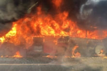 Xe chở hơn 20 hành khách bốc cháy khi đang chạy trên đại lộ Thăng Long