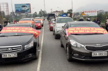 Phản đối thu phí BOT, người dân đưa hàng chục ôtô lên chặn cầu Bến Thủy 1