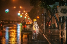 Se lòng cảnh mưu sinh những ngày mưa xứ Huế