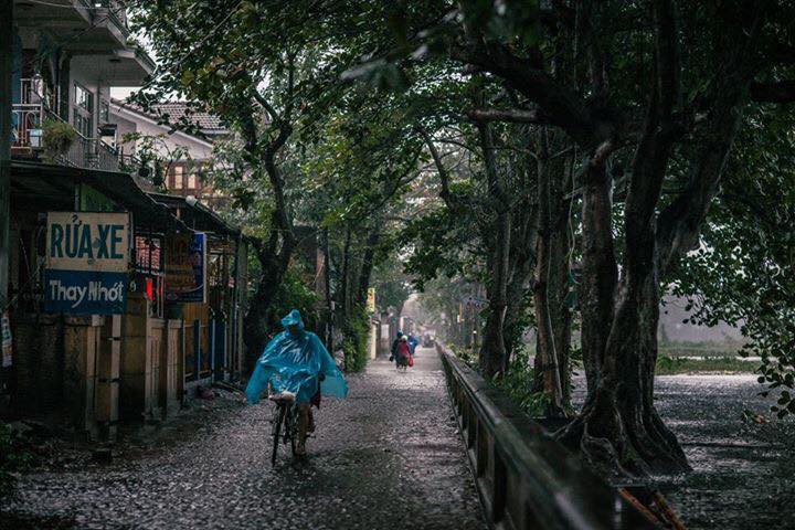 Mưa lớn tại Huế chiều nay, 15/12. Một người dân cho biết, Huế đã mưa liên tục 15 ngày nay. (Ảnh: Ngô Quang Thủy)