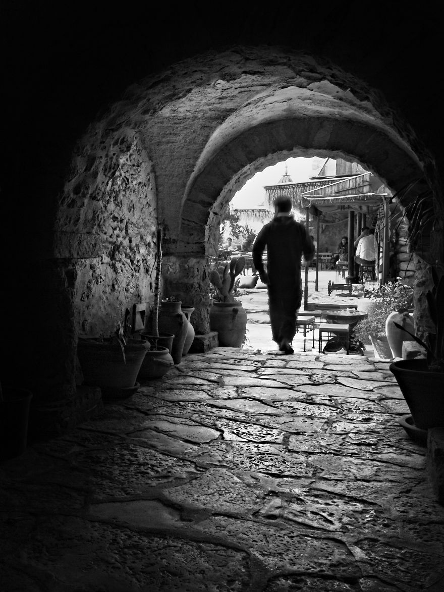 man-in-archway-tunisia-1-57dfc5f537973__880