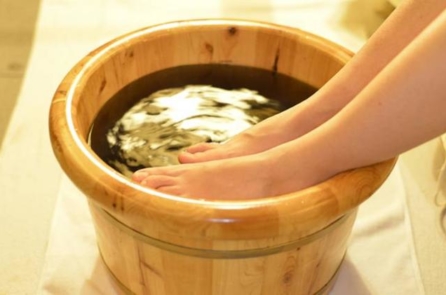 Học cách ngâm chân của người xưa giúp trừ độc tiêu bệnh