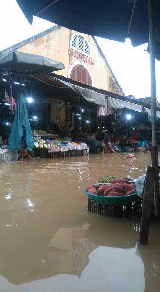 Nước sông đã lấn sâu vào khu vực chợ Hội An, gây ngập trên đường Tiểu La. (Ảnh: FB Minh Tan Phat)